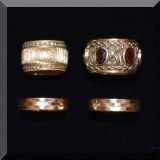 J09. Gold rings.